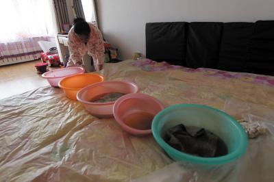 桦南楼上漏水，住户失联，小区没物管，业主维权难！律师来支招……